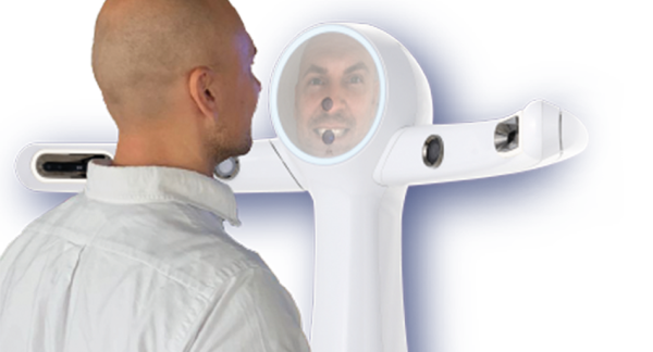 Mann vor Gesichtsscanner